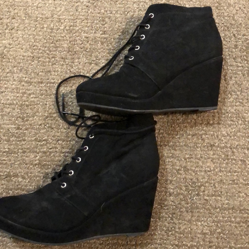 Black faux sued Wedge heels